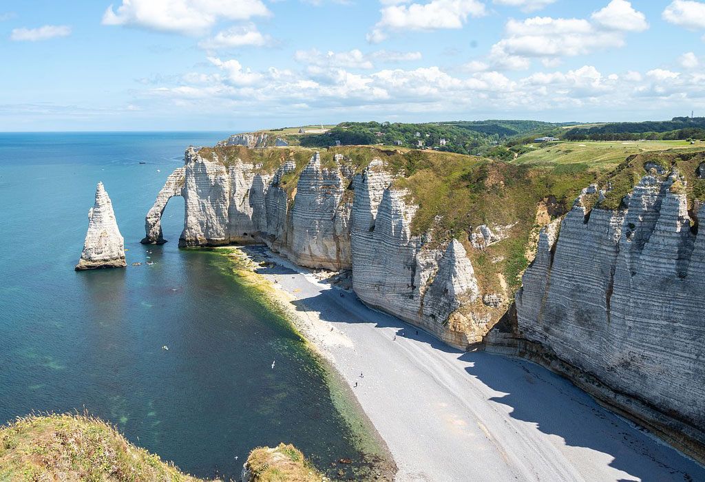 Étretat, sa plage et ses falaises uniques